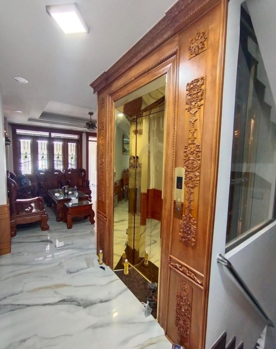 Thang máy phối viền gỗ sang trọng